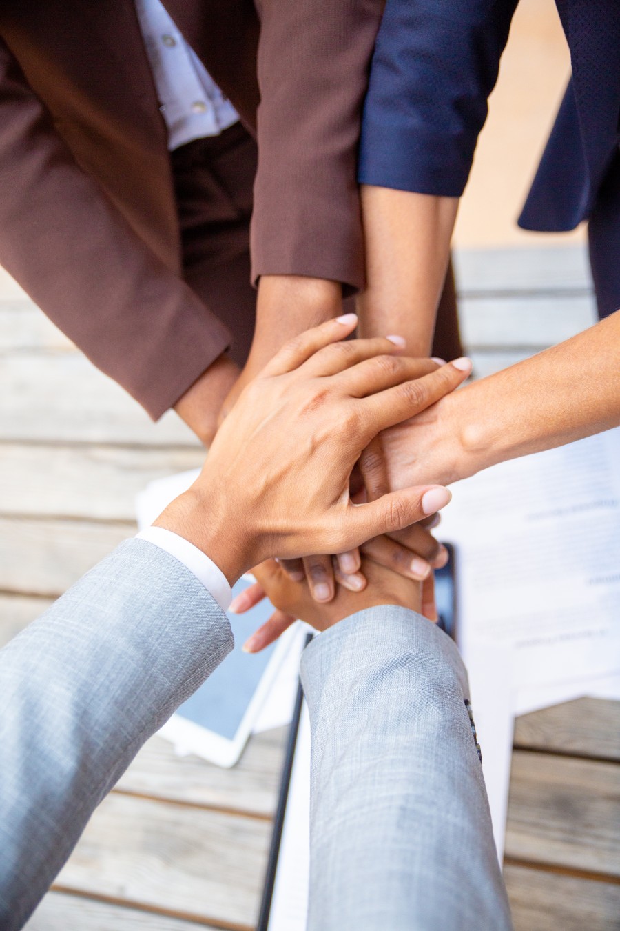 Une équipe de travail se serre les mains