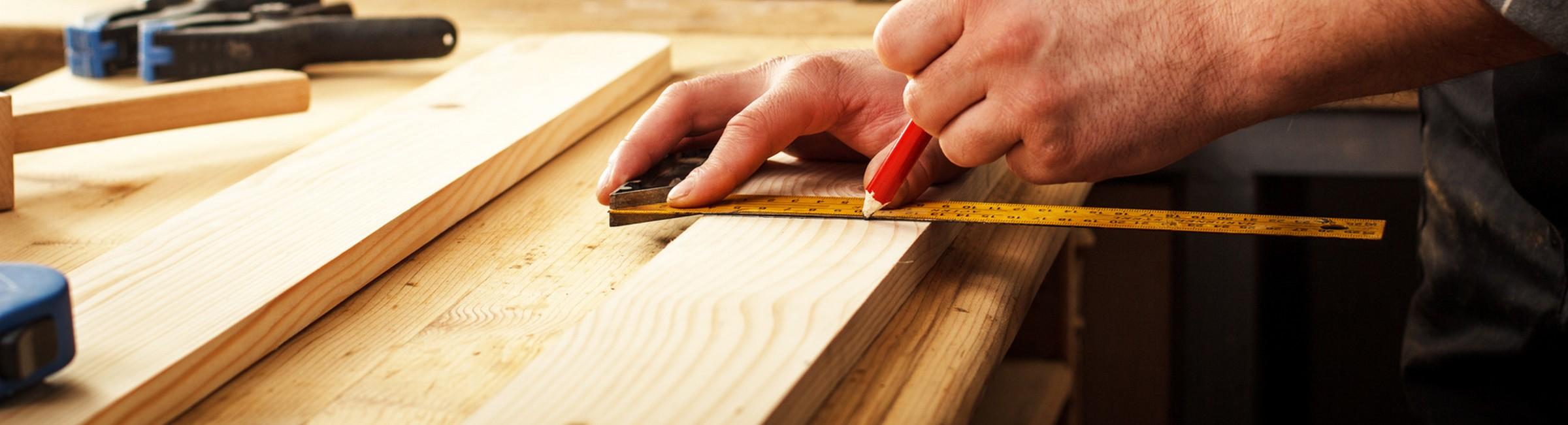 Menuisier travaillant sur une planche en bois