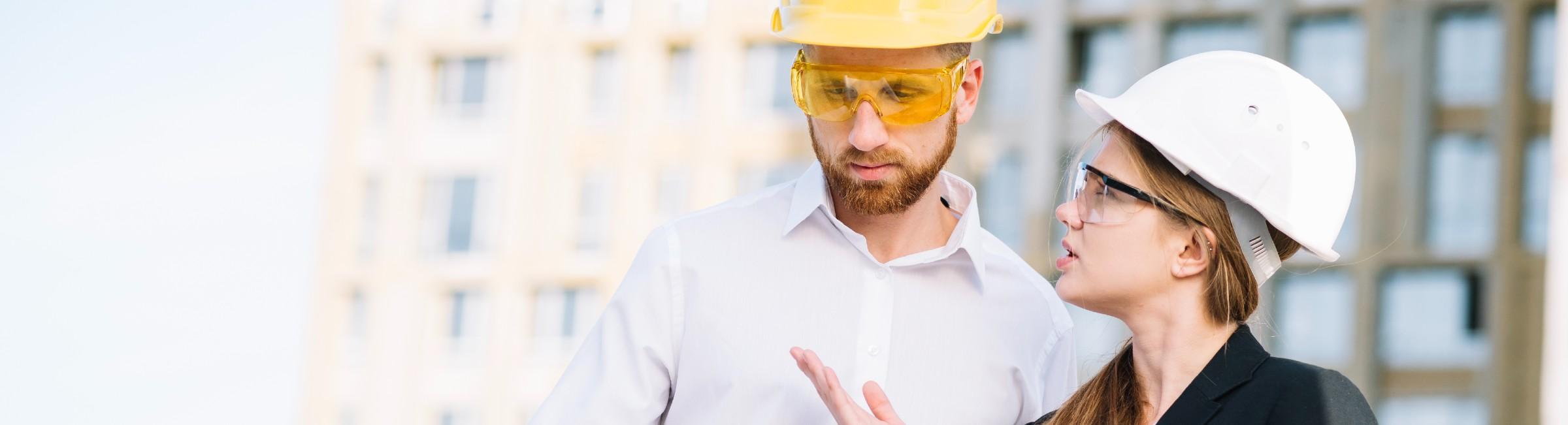 Deux chefs de chantier discutent entre eux